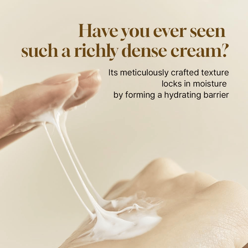Rijke en dichte consistentie van Salmon Caring Centella Cream die laat zien hoe de crème een hydraterende barrière vormt en vocht in de huid vasthoudt.