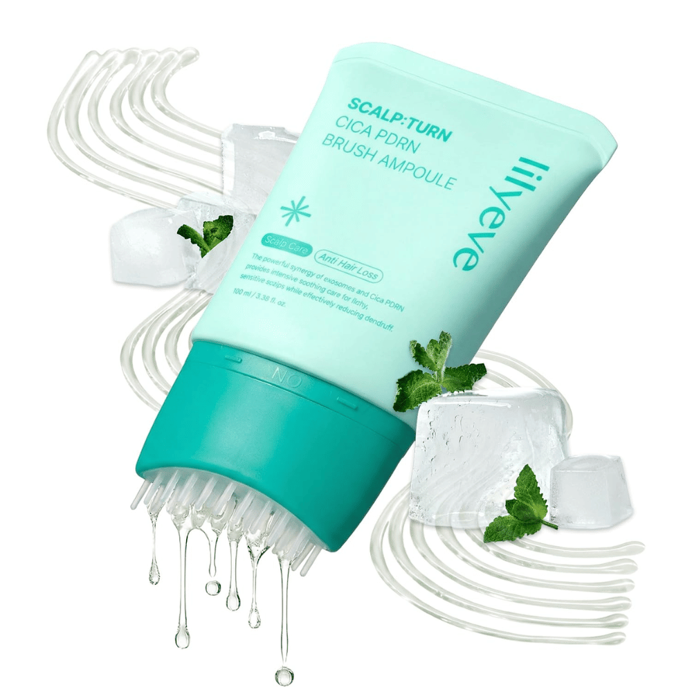 Close-up van LILYEVE Scalp:Turn Cica PDRN Brush Ampoule samen met ijsblokjes, munt en serumdruppels. De afbeelding brengt een verkoelend en verfrissend gevoel over en benadrukt tegelijkertijd de unieke borstelapplicator.