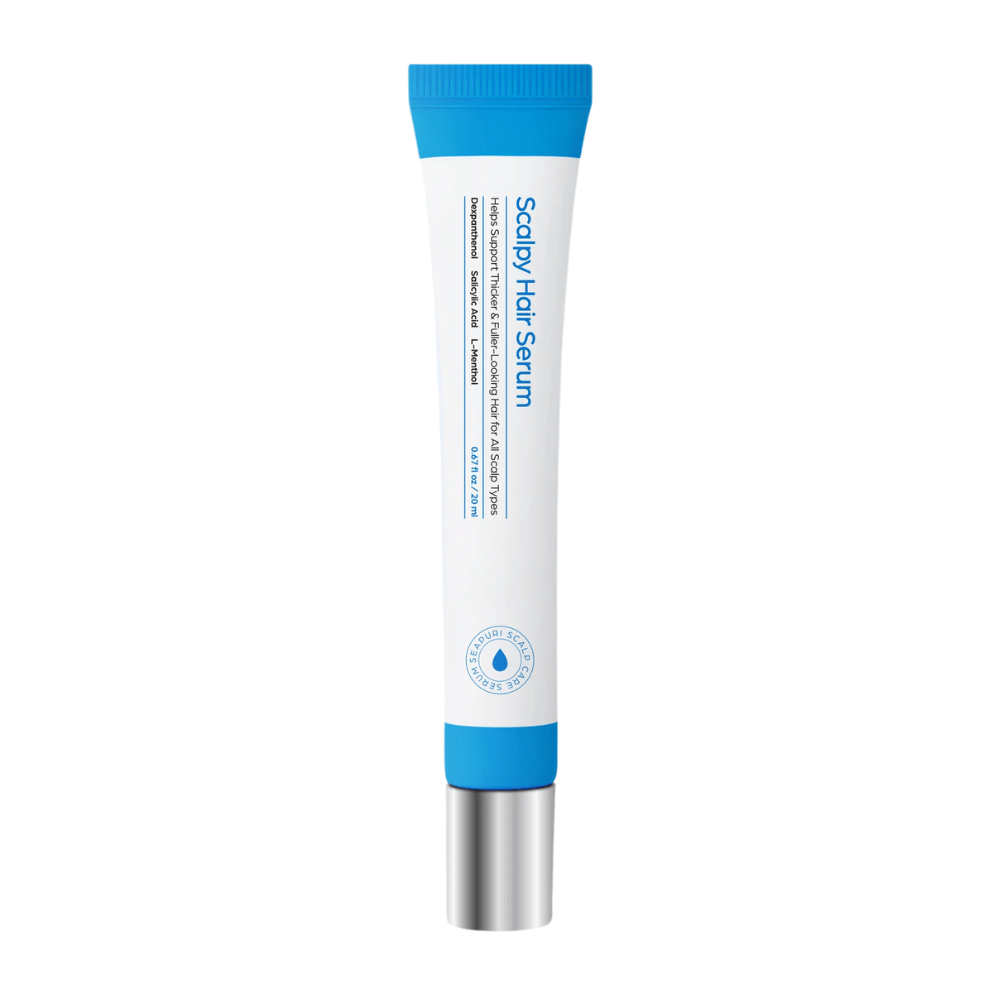 Productafbeelding van Seapuri Scalpy Hair Serum in een witte en blauwe tube met metalen dop. Haarserum dat de wortels versterkt en de groei bevordert.