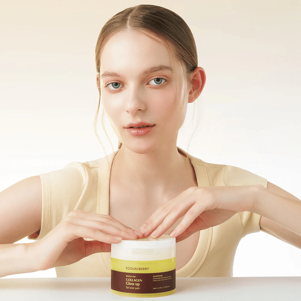 Model die Bouncy Day Collagen Glow up Gel Toner Pads vasthoudt, die hydrateert en een mooie gloed geeft met laagmoleculair collageen en glutathion.