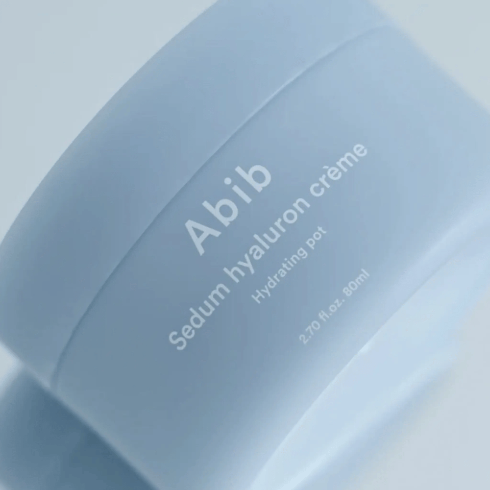 Close-up van Abib Sedum Hyaluron Crème Hydrating Pot 80 ml in een lichtblauw potje met minimalistisch design tegen een neutrale achtergrond.