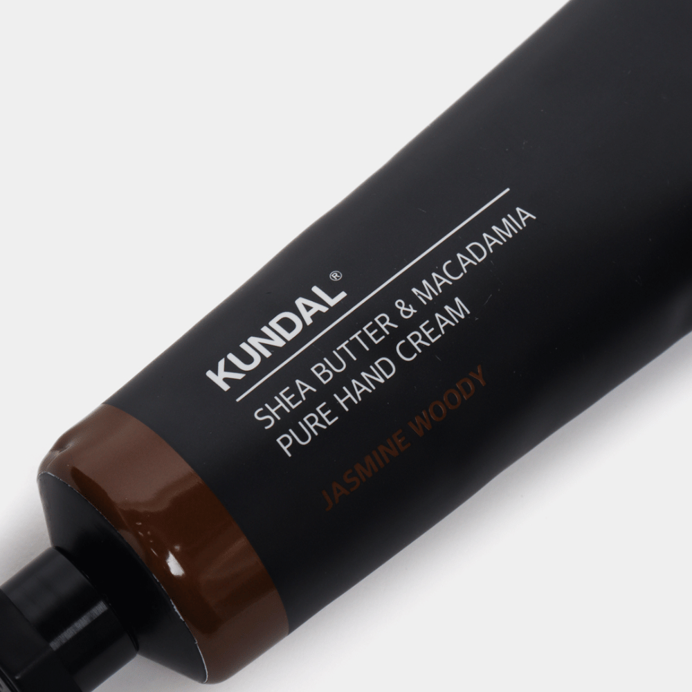 Close-up van KUNDAL Shea Butter & Macadamia Pure Hand Cream Jasmine Woody die de stijlvolle verpakking en het premiumgevoel van de handcrème toont.