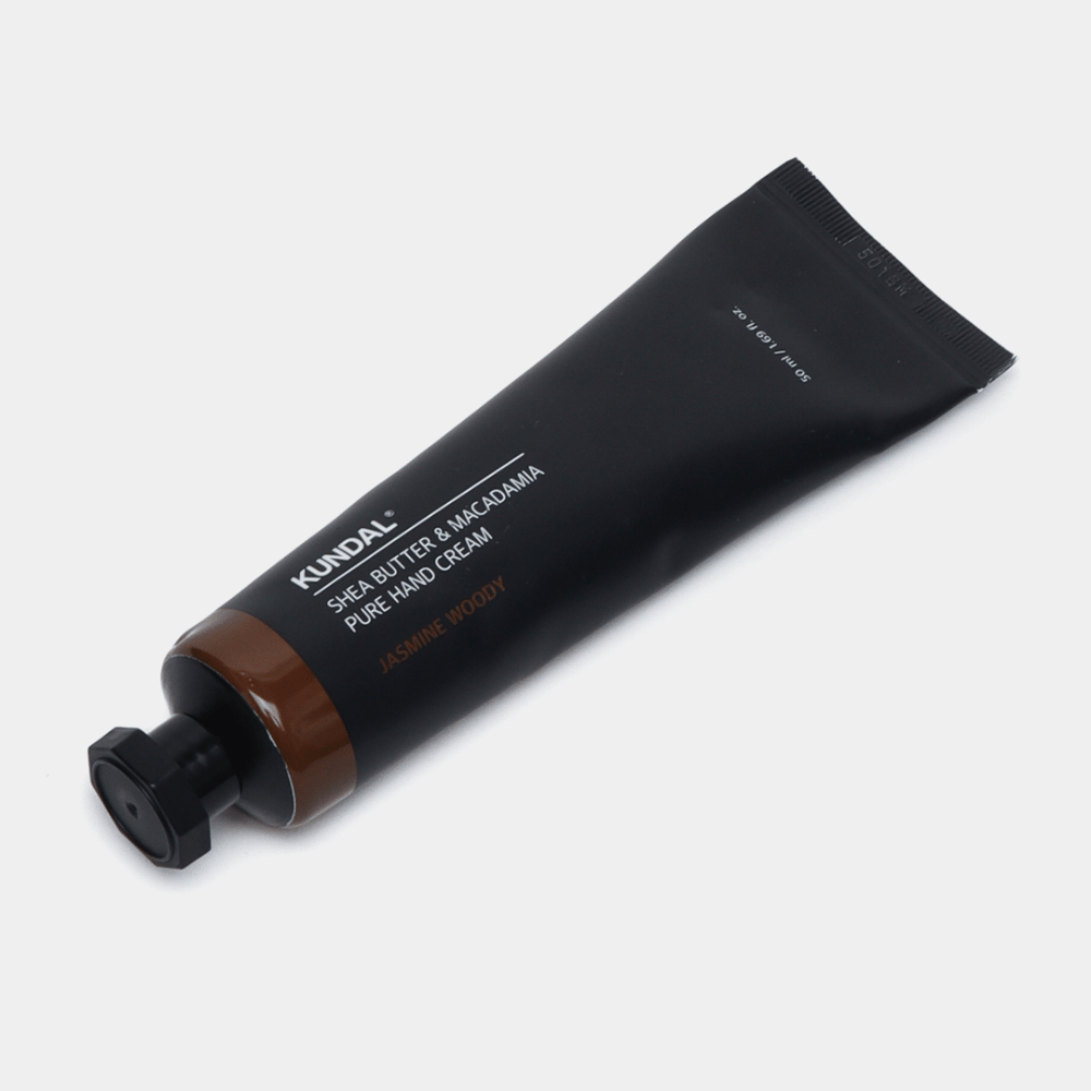 KUNDAL Shea Butter & Macadamia Pure Hand Cream Jasmine Woody – hydraterende handcrème met sheaboter en macadamiaolie voor zachte handen en een warme, bloemige geur.