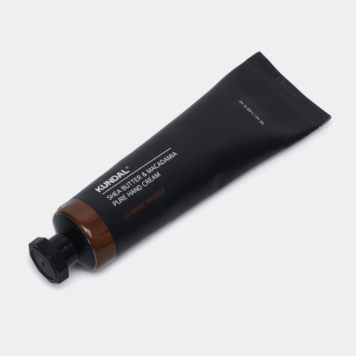 KUNDAL Shea Butter & Macadamia Pure Hand Cream Jasmine Woody – hydraterende handcrème met sheaboter en macadamiaolie voor zachte handen en een warme, bloemige geur.