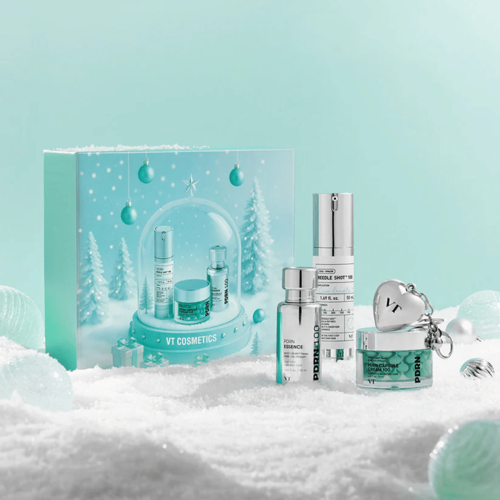 Geschenkverpakking van VT Cosmetics met producten uit de PDRN-serie in een feestelijke sneeuwbolontwerp – perfect als cadeau.
