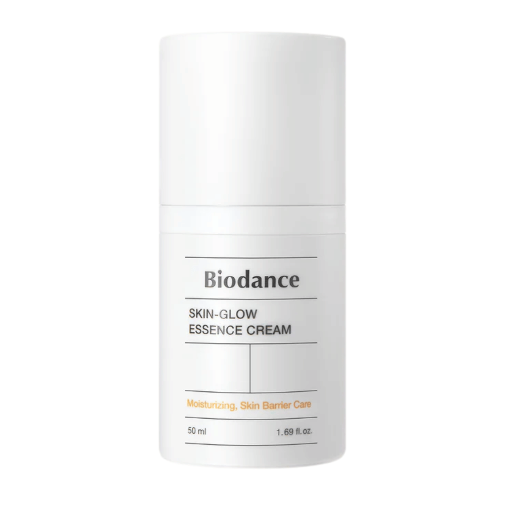 Productafbeelding van Biodance Skin-Glow Essence Cream in witte pompflacon met minimalistisch design. De tekst op de verpakking toont dat de crème hydratatie biedt en de huidbarrière versterkt. Inhoud: 50 ml.