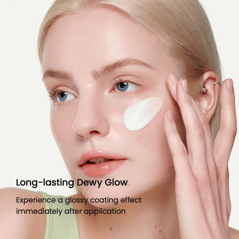 Close-up van een vrouw met lichte huid die Biodance Skin-Glow Essence Cream op de wang aanbrengt, wat een onmiddellijk glanzend en gehydrateerd uiterlijk geeft met langdurige glans.