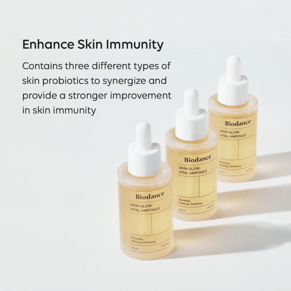 Drie flessen van Biodance Skin Glow Vital Ampoule worden getoond met de tekst 'Enhance Skin Immunity'. Het product bevat drie verschillende soorten huidprobiotica die de immuniteit van de huid versterken en de bescherming verbeteren.