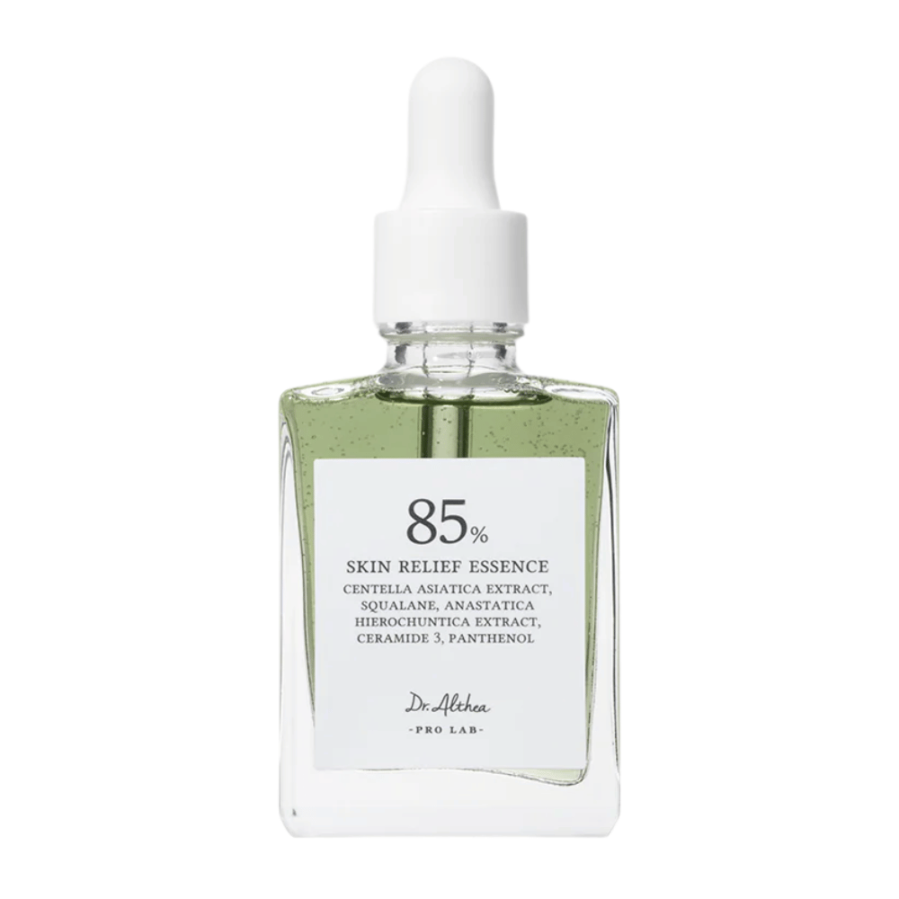 Dr. Althea 85% Skin Relief Essence in een stijlvolle glazen fles met een witte pipet. Bevat centella asiatica, ceramiden en panthenol om de huid te kalmeren en te herstellen.