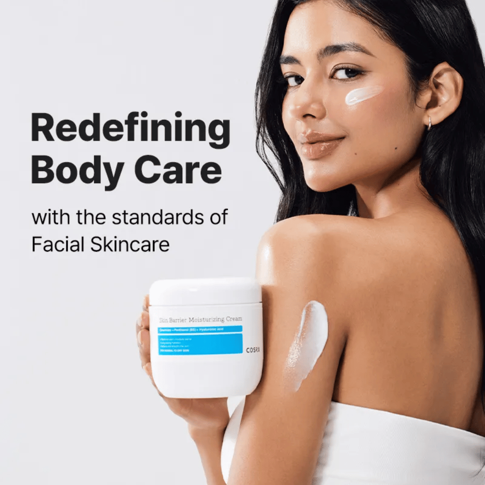 Vrouw brengt COSRX Skin Barrier Moisturizing Cream aan – hydraterende lichaamscrème geïnspireerd door gezichtsverzorging.
