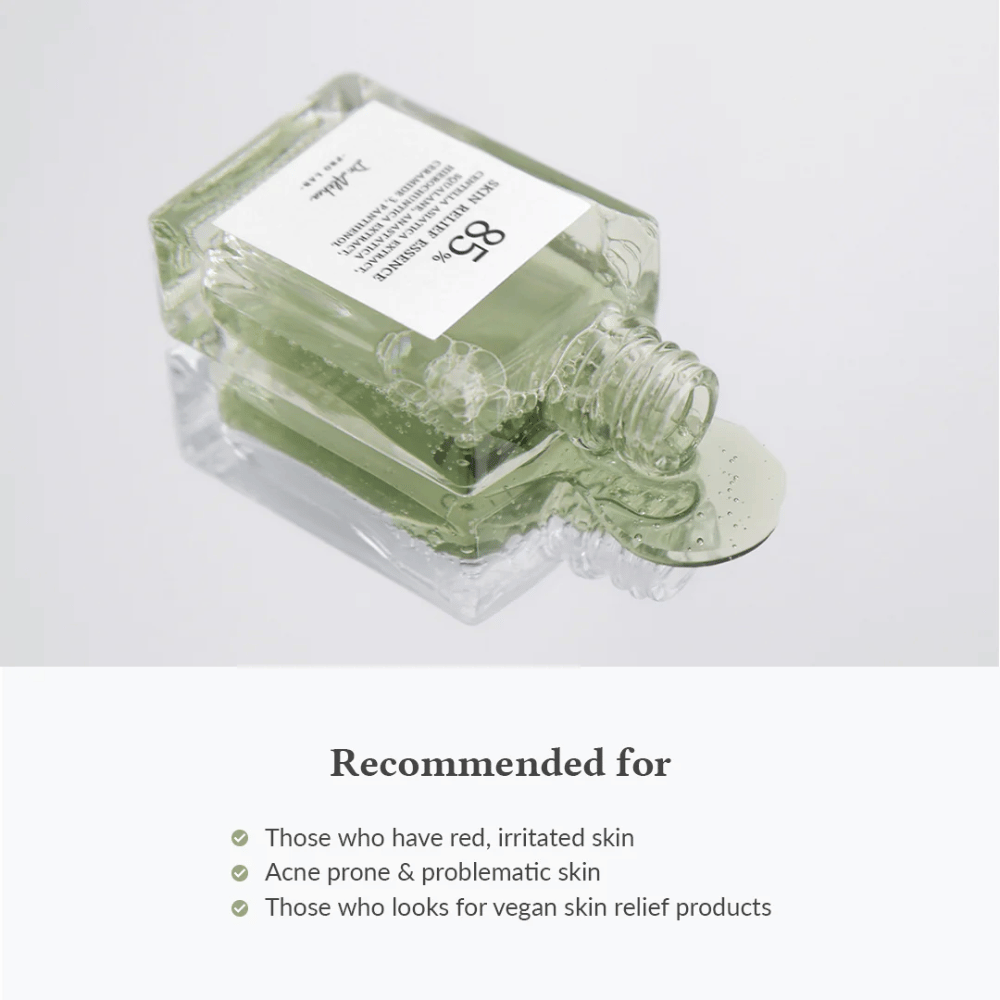 Dr. Althea Skin Relief Essence ligt neer met product dat eruit loopt. Aanbevolen voor rode, geïrriteerde huid, acnegevoelige huid en voor degenen die op zoek zijn naar veganistische huidverzorging.
