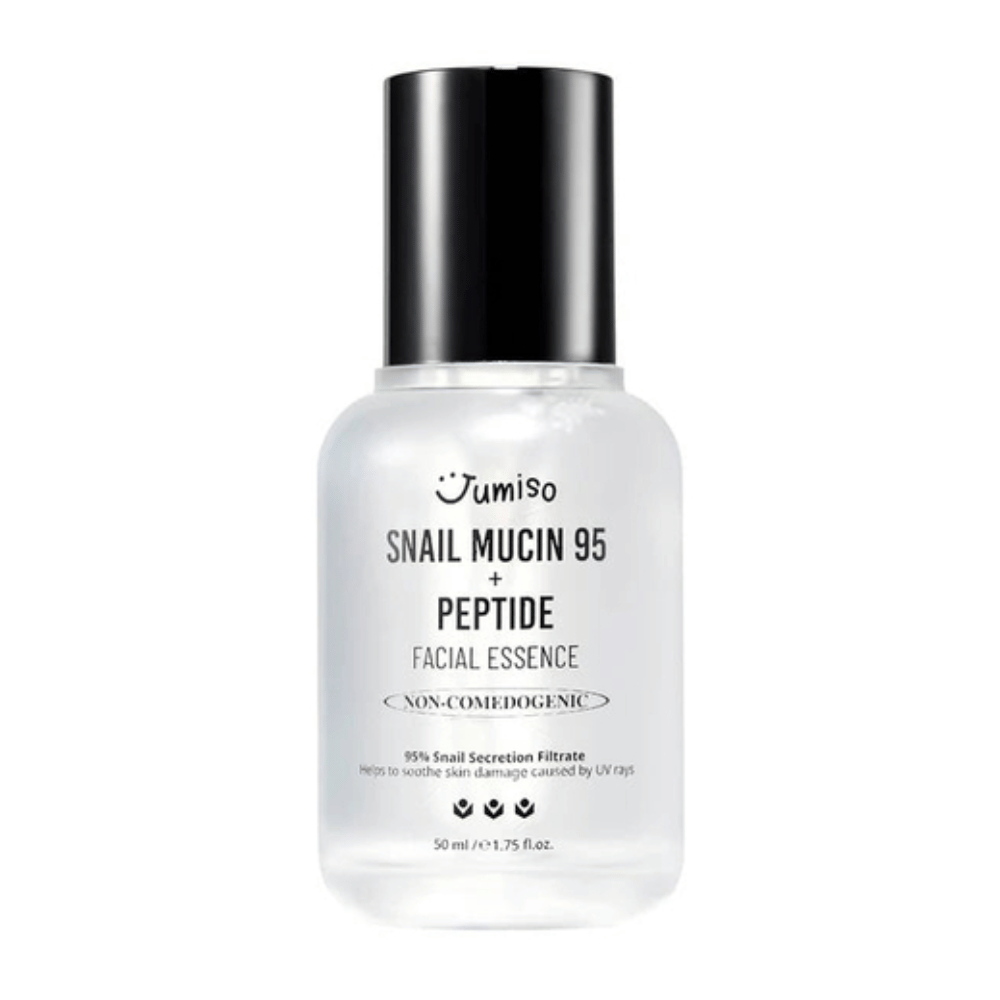 Jumiso Snail Mucin 95 + Peptide Facial Essence in een doorzichtige fles met zwarte dop. Kalmerende, hydraterende en niet-comedogene essence met 95% slakkensecreet.