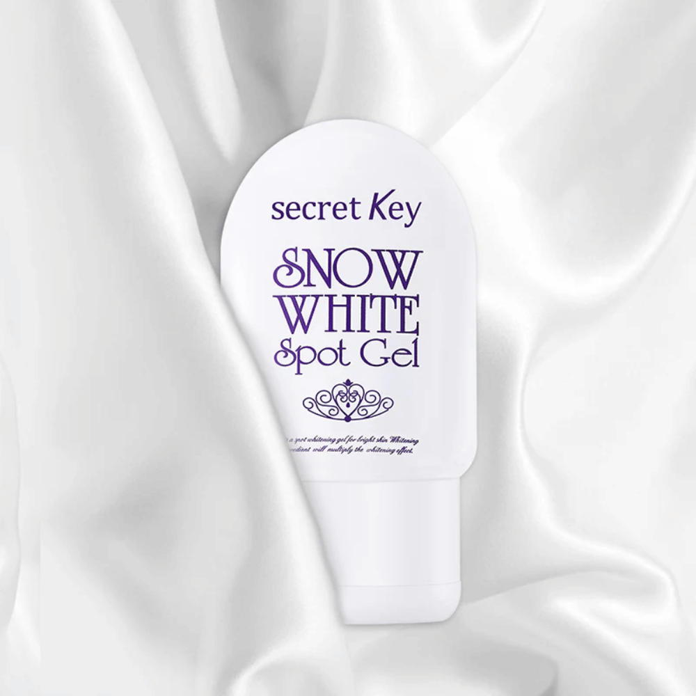 Secret Key Snow White Spot Gel geplaatst op een witte zijdenachtige stofachtergrond.