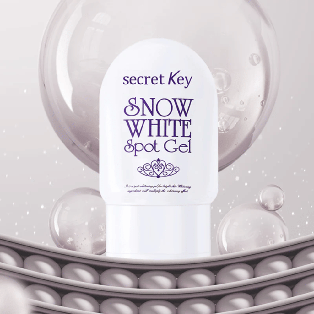Secret Key Snow White Spot Gel in witte verpakking tegen een achtergrond met bubbels en parelachtige details.