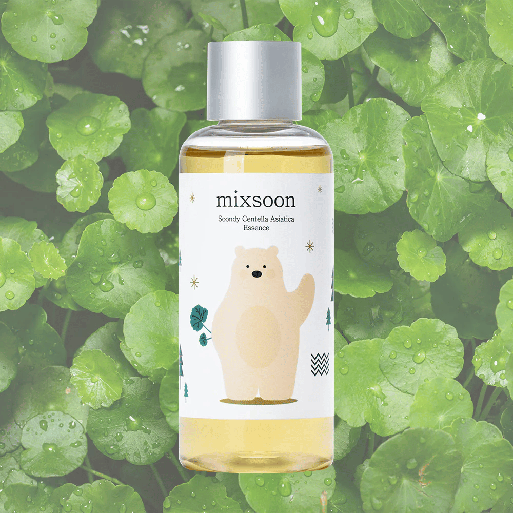 Mixsoon Soondy Centella Asiatica Essence flaska med björnillustration, mot bakgrund av gröna centella-blad.