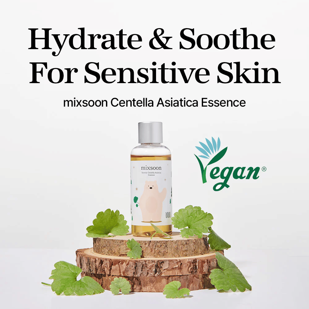 Mixsoon Centella Asiatica Essence met vegan label, fles geplaatst op houten plaat met groene bladeren, tekst ”Hydrate & Soothe For Sensitive Skin”.