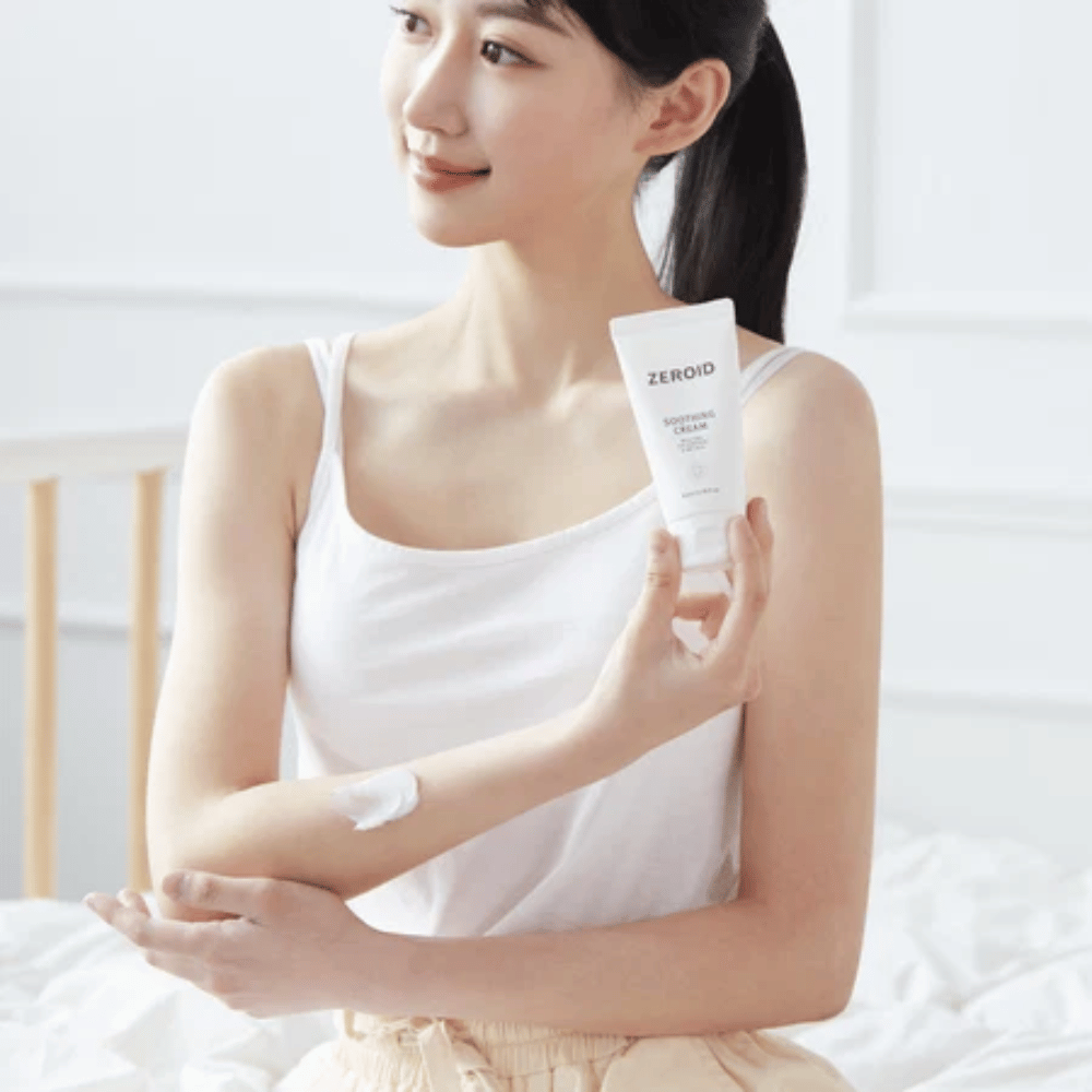 Persoon brengt ZEROID Soothing Cream aan op de arm om droge en gevoelige huid te kalmeren