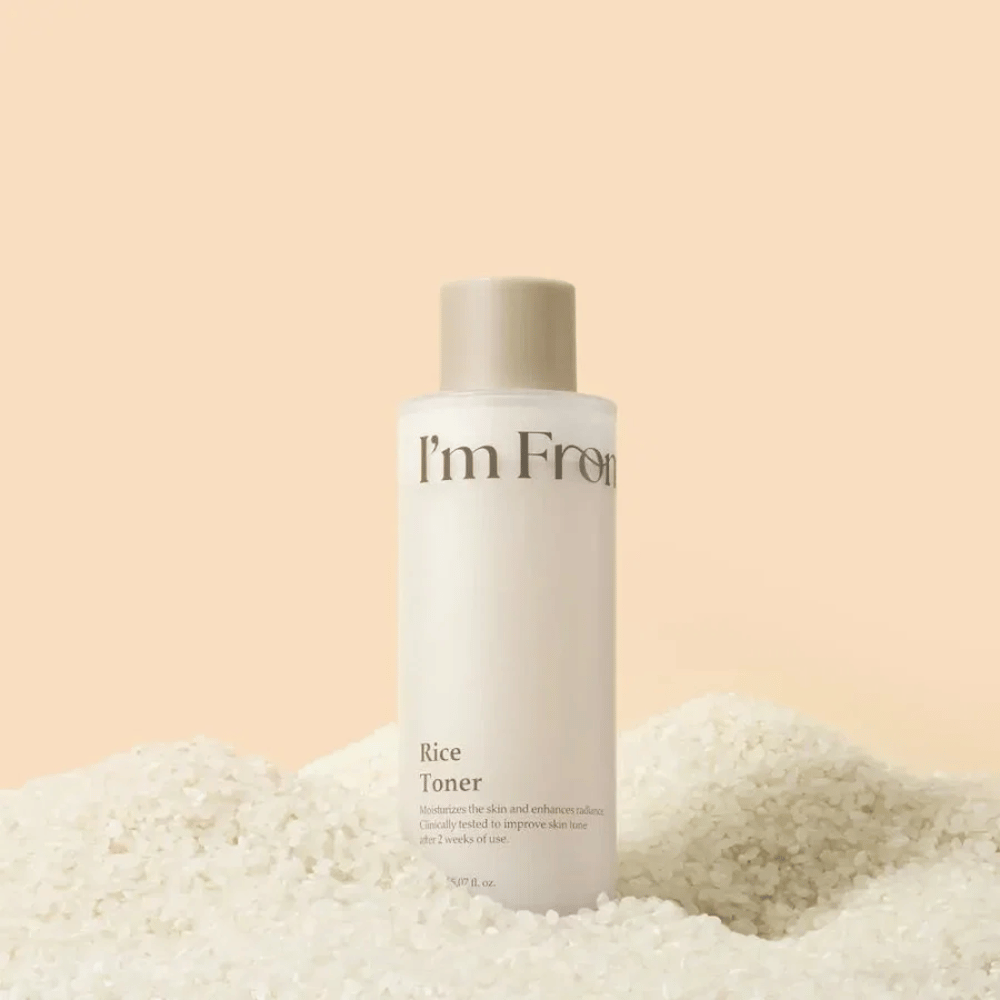 I'm From Rice Toner omringd door rijst die de hydraterende en glowgevende formule benadrukt