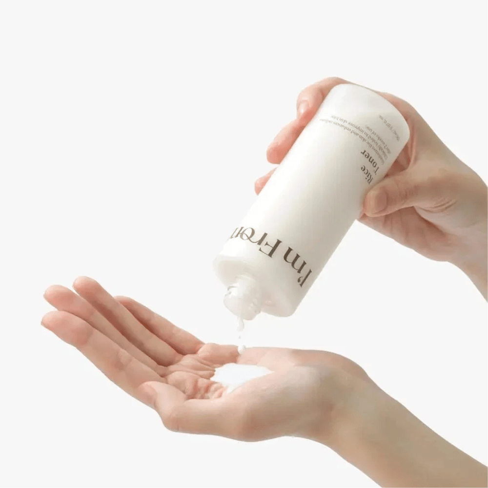 I'm From Rice Toner aangebracht in de hand voor hydratatie en een natuurlijke glow van de huid