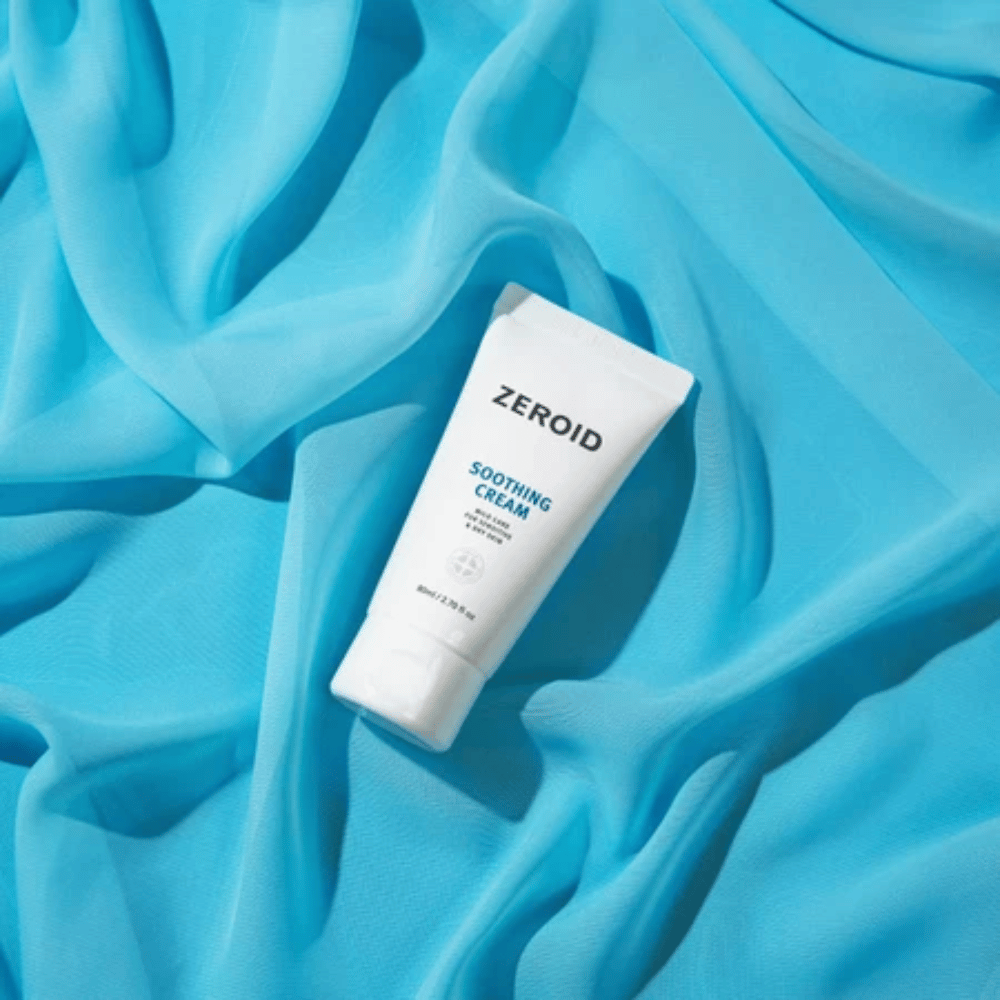 ZEROID Soothing Cream op blauwe achtergrond die de huidbarrière versterkt en de gevoelige huid hydrateert