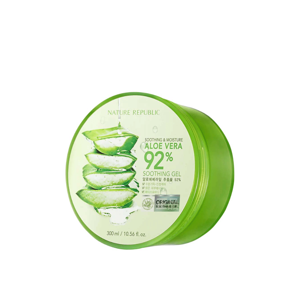 Een groene ronde pot met Nature Republic Aloe Vera 92% Verzachtende Gel. De verpakking toont een afbeelding van aloë vera-bladeren en tekst die de verzachtende en hydraterende eigenschappen van het product beschrijft. De inhoud is 300 ml (10.56 fl. oz).