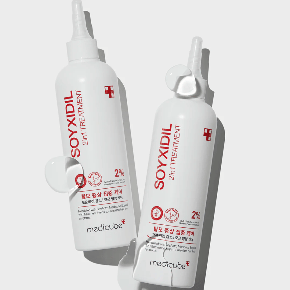 Twee flessen van Medicube Soyxidil 2in1 Treatment met duidelijke tekst '2% SoyAct™ Oplossing'. Verzorgende behandeling tegen haaruitval en een droge hoofdhuid.