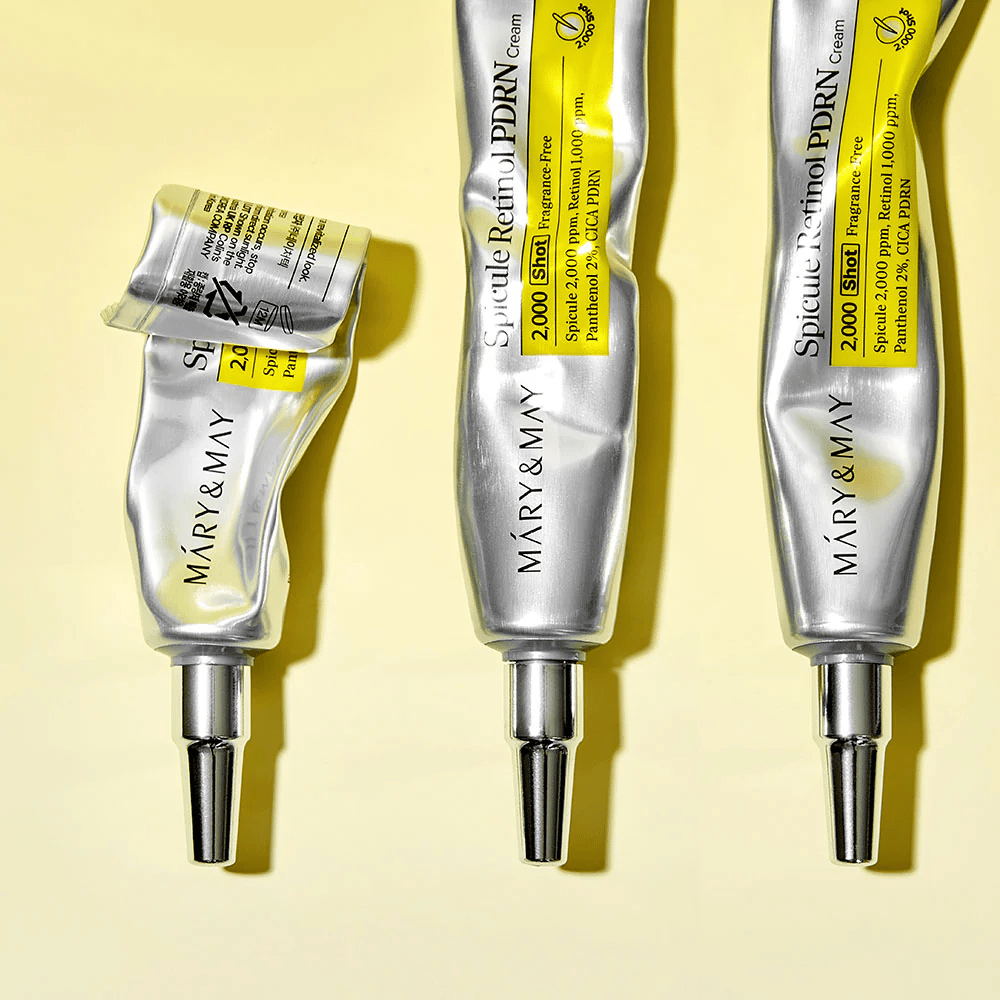 MARY & MAY Spicule Retinol PDRN Cream met zichtbare toepassing in tube, toont de consistentie van de crème en gerichte applicator voor exacte toepassing op de huid.