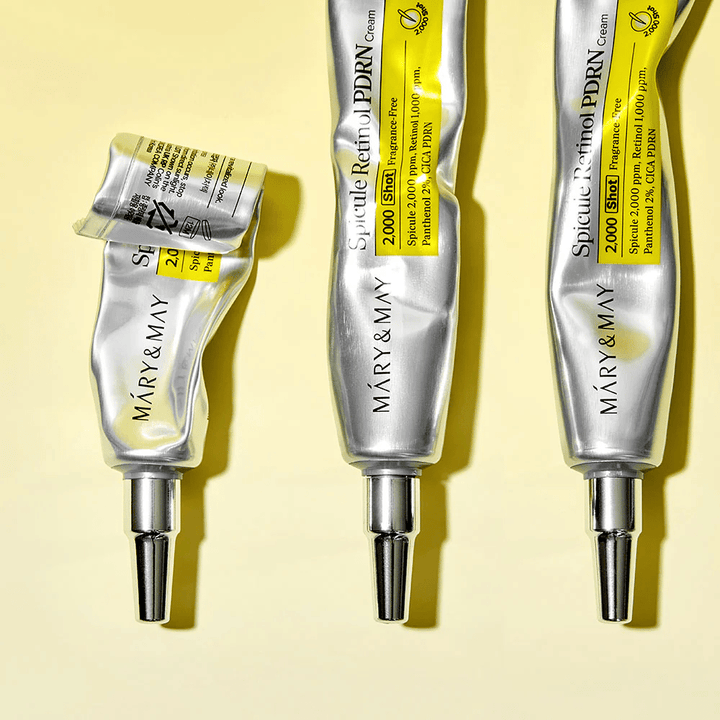 MARY & MAY Spicule Retinol PDRN Cream met zichtbare toepassing in tube, toont de consistentie van de crème en gerichte applicator voor exacte toepassing op de huid.