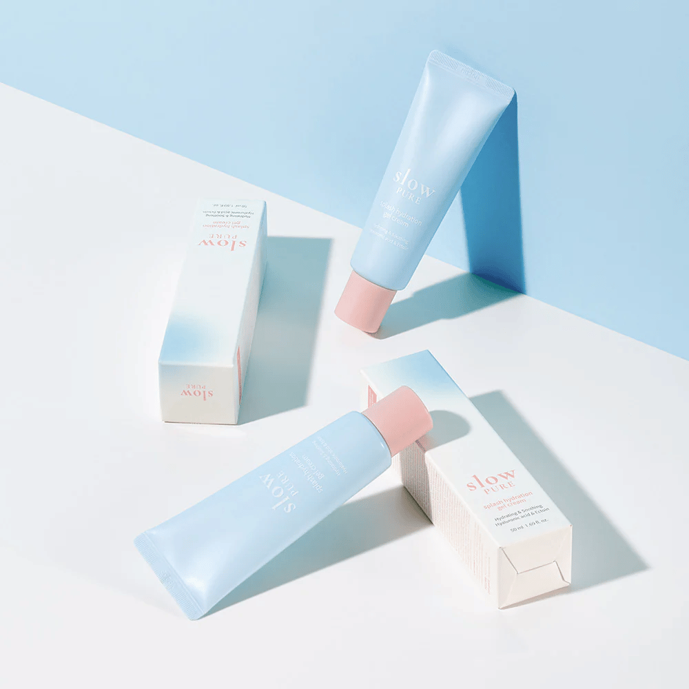 Meerdere Slow Pure Splash Hydration Gel Cream tubes met verpakking in lichtblauwe en witte tinten.