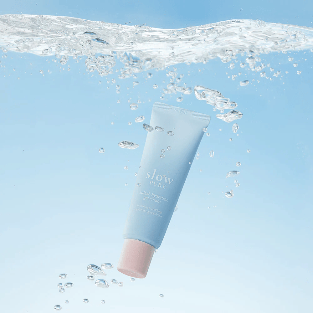 Slow Pure Splash Hydration Gel Cream afgebeeld onder water, symboliseert intense hydratatie.