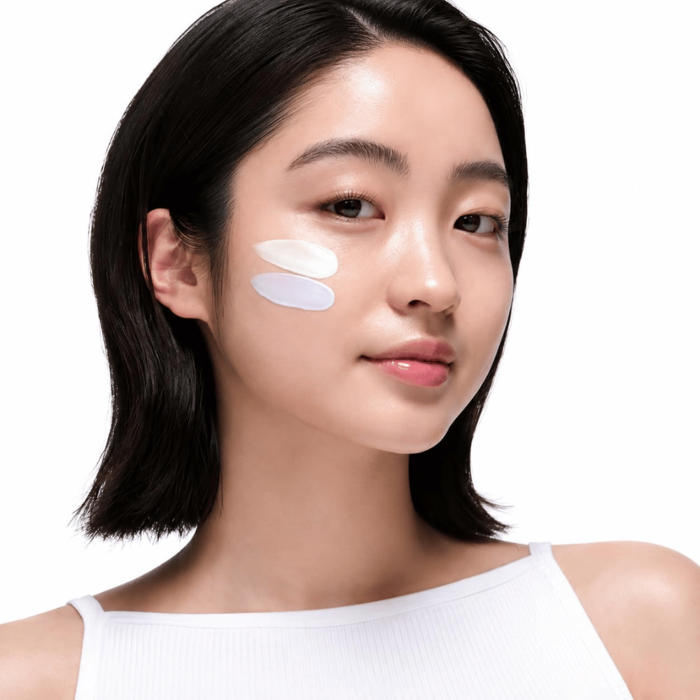 2. Beauty of Joseon Stay Fresh Color Correcting Sunscreen SPF 50 – model met groene en paarse kleurcorrigerende zonnecrème op de wang
