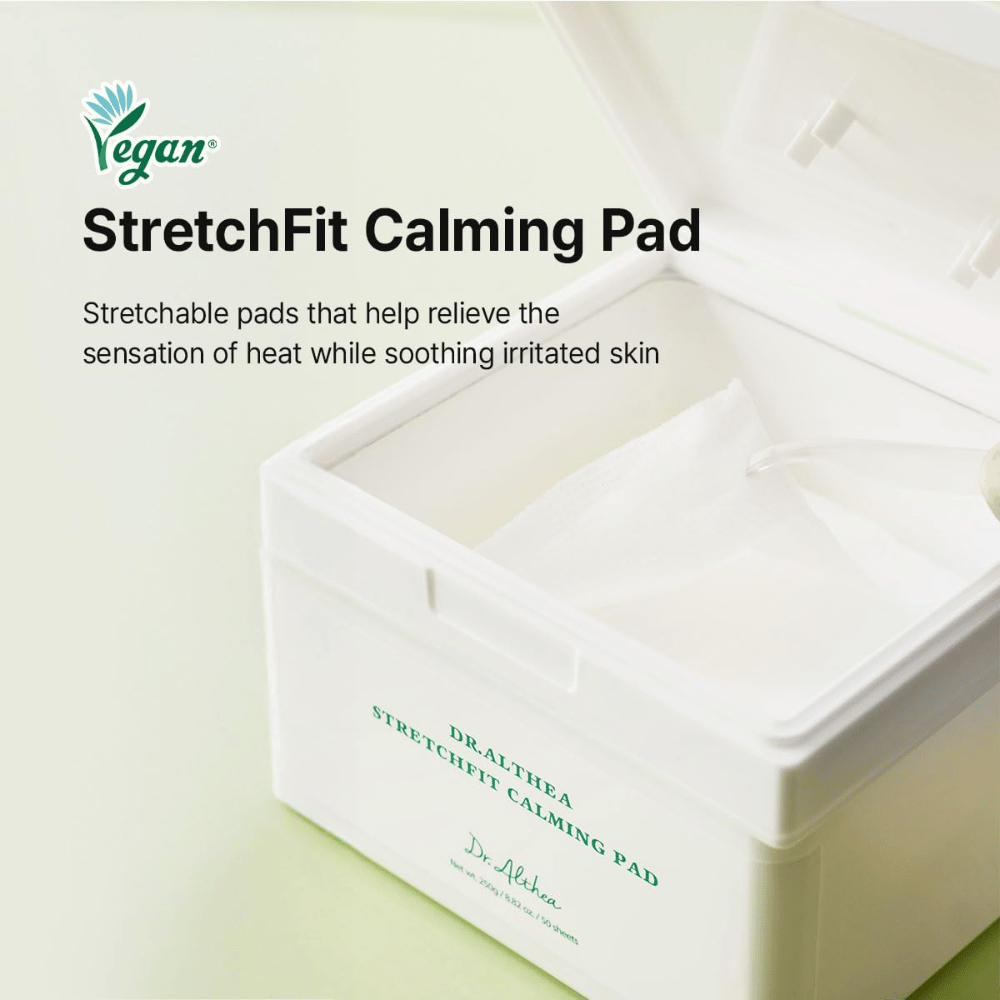 Afbeelding – lifestyle / verpakking open (koopintentie)
Dr. Althea Stretchfit Calming Pad in verpakking met hydraterende pads die de gevoelige huid kalmeren en verzorgen.