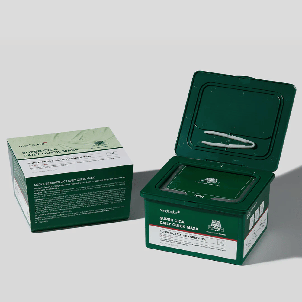 Twee verpakkingen van medicube Super Cica Daily Quick Mask – een gesloten karton en een open groene plastic pot met pincet in het deksel. De maskers bevatten Cica, aloë en groene thee voor dagelijkse verzorging en kalmerend effect.