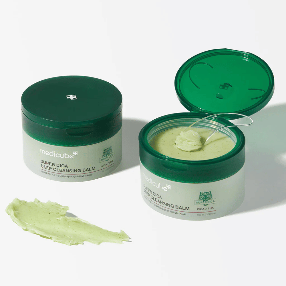 Medicube Super Cica Deep Cleansing Balm is een diep reinigende balsem die ideaal is voor de gevoelige huid. Het bevat Super Cica en LHA, die effectief make-up, vuil en onzuiverheden verwijderen terwijl het de huid kalmeert en verzorgt.