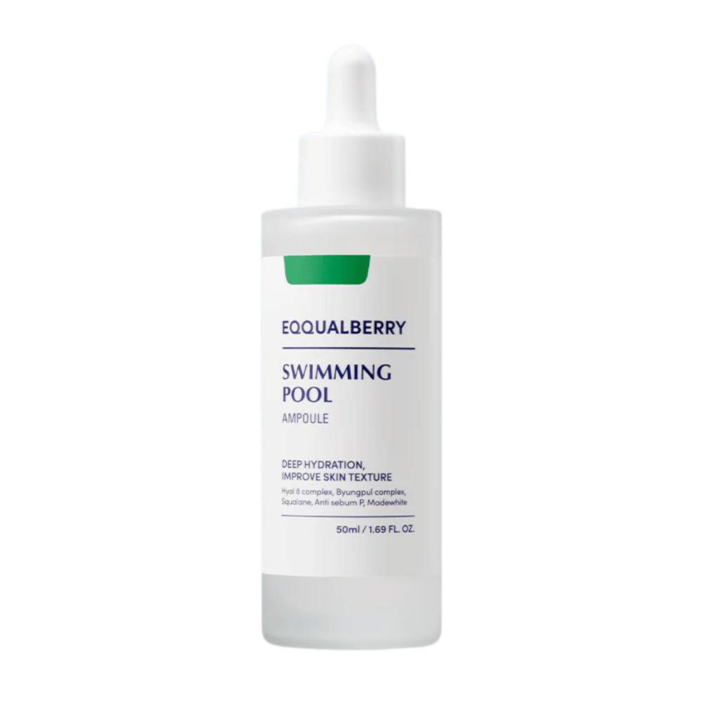 Fles met Eqqualberry Swimming Pool Ampoule, een hydraterend ampul dat de huidtextuur verbetert, voor een witte achtergrond.