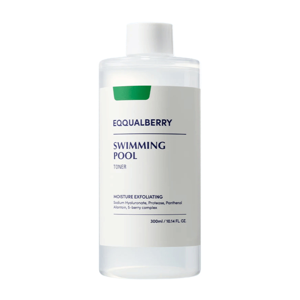 Equalberry Swimming Pool Toner in een minimalistische doorzichtige fles met wit etiket. Hydraterende en exfoliërende formule voor een frisse en gebalanceerde huid.