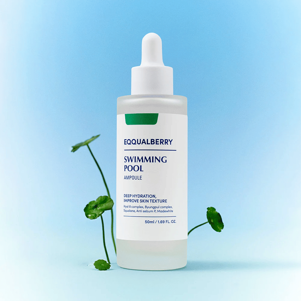 Fles met Eqqualberry Swimming Pool Ampoule, een huidverzorgingsproduct voor diepe hydratatie en verbeterde huidstructuur, geplaatst op een lichtblauwe achtergrond met enkele groene planten op de voorgrond.