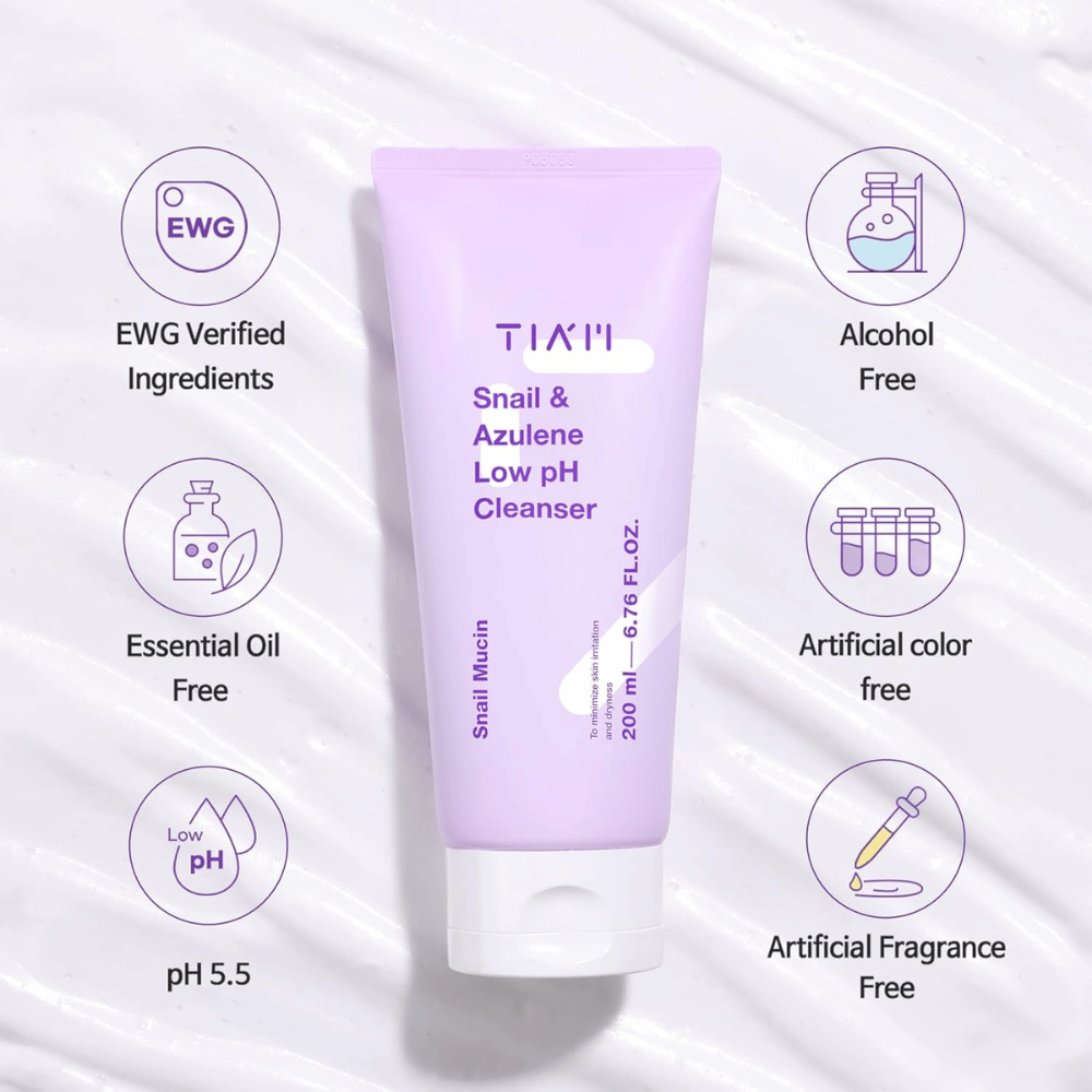 TIA'M Snail & Azulene Low pH Cleanser wordt weergegeven met symbolen voor EWG-gecertificeerde ingrediënten, lage pH-waarde, en dat het product vrij is van alcohol, parfum, kleurstoffen en etherische oliën.