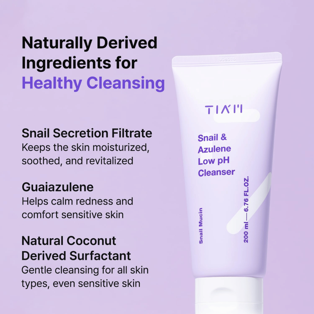 TIA'M Snail & Azulene Low pH Cleanser toont belangrijke ingrediënten zoals slakkenextract, guaiazulene en kokosgebaseerde tenside – natuurlijk gebaseerde stoffen die de huid hydrateren, kalmeren en zacht reinigen.