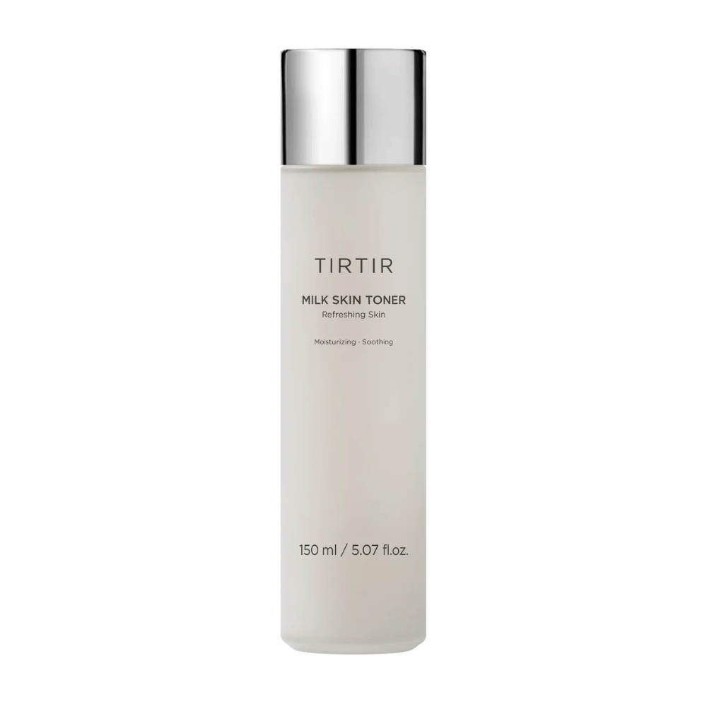 Productafbeelding van "TIRTIR MILK SKIN TONER", een huidtoner die verfrissende en kalmerende effecten belooft. De inhoud is 150 ml.