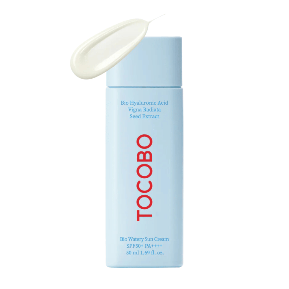 Een fles TOCOBO Bio Watery Sun Cream SPF50+ PA++++ 50ml met een crème die natuurlijke ingrediënten bevat voor huidverzorging.