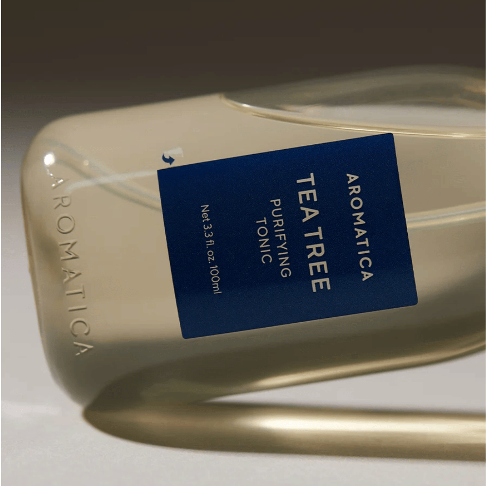 AROMATICA Tea Tree Purifying Tonic – close-up van fles en productetiket