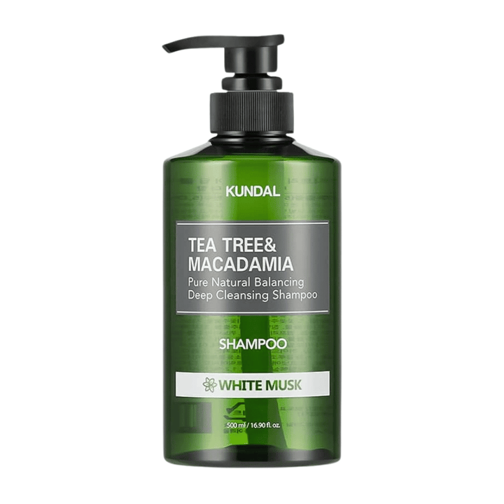 Strakke vrijstaande productafbeelding van KUNDAL Tea Tree & Macadamia Deep Cleansing Shampoo White Musk met groene transparante fles en pompdesign.