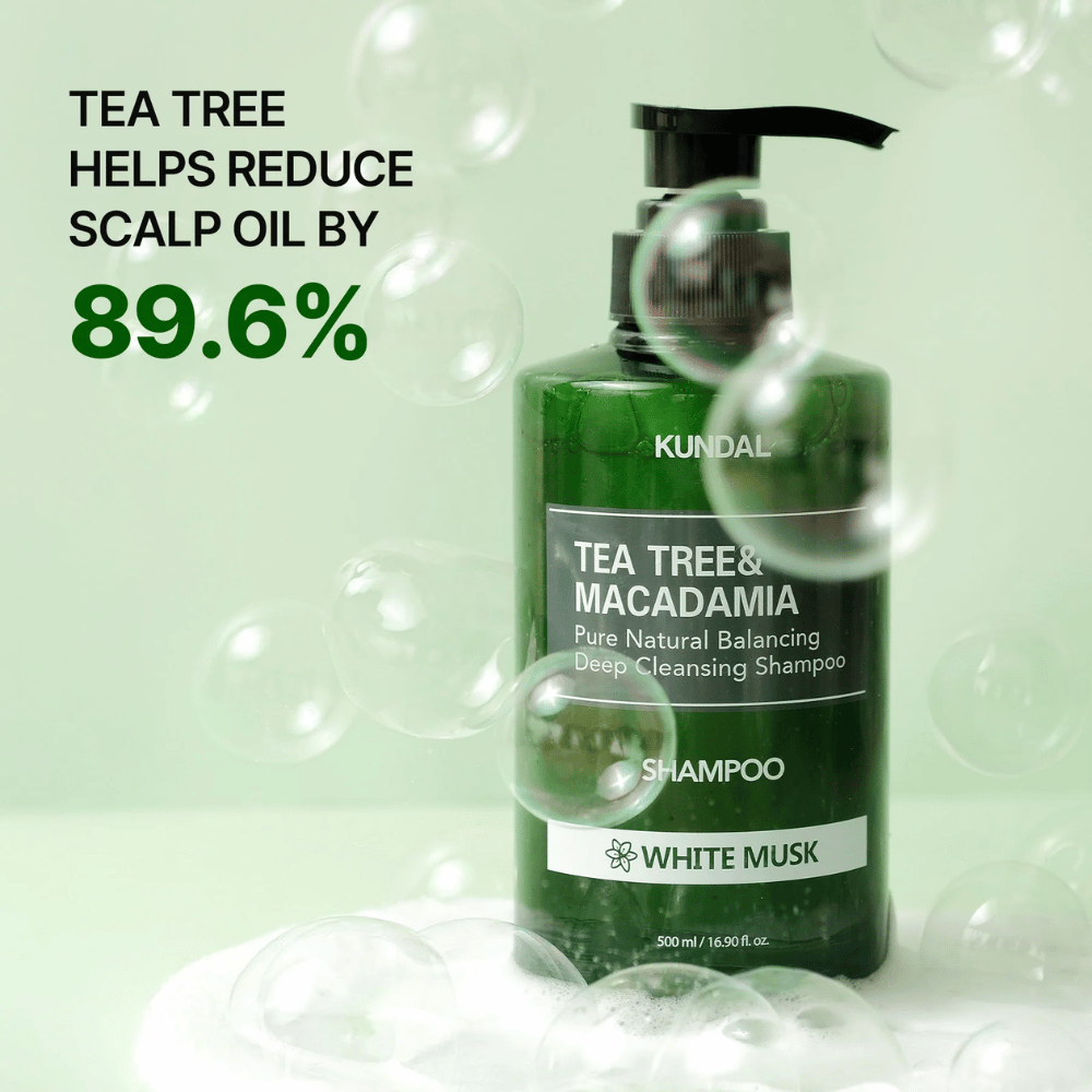 Productafbeelding met bubbels en statistieken die laten zien dat tea tree helpt overtollig talg op de hoofdhuid te verminderen voor een frisser gevoel.