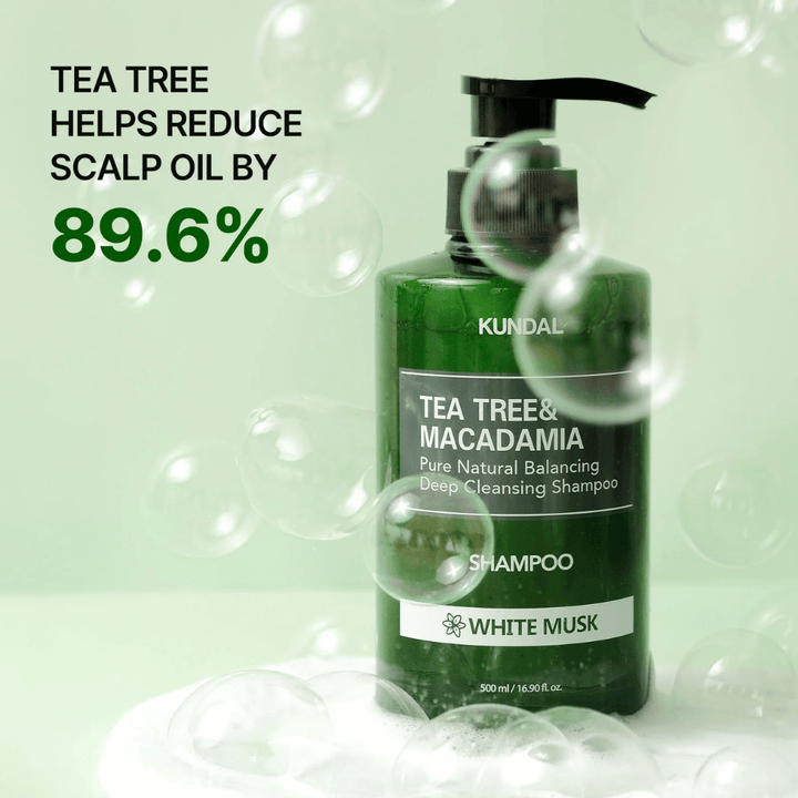 Productafbeelding met bubbels en statistieken die laten zien dat tea tree helpt overtollig talg op de hoofdhuid te verminderen voor een frisser gevoel.