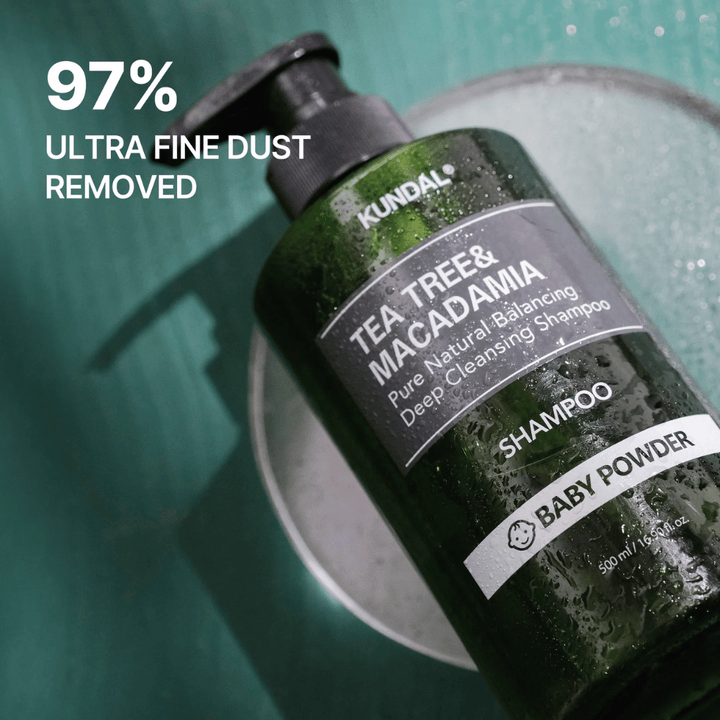 Close-up van KUNDAL Tea Tree & Macadamia Shampoo met focus op diep reinigende eigenschappen en dat het product helpt ultrafijne deeltjes en vuil te verwijderen.