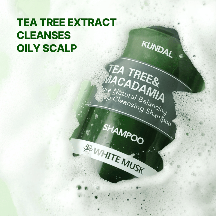 Productafbeelding met schuim en tekst die het reinigende effect van tea tree-extract voor een vette hoofdhuid en gebalanceerde hoofdhuidverzorging benadrukt.