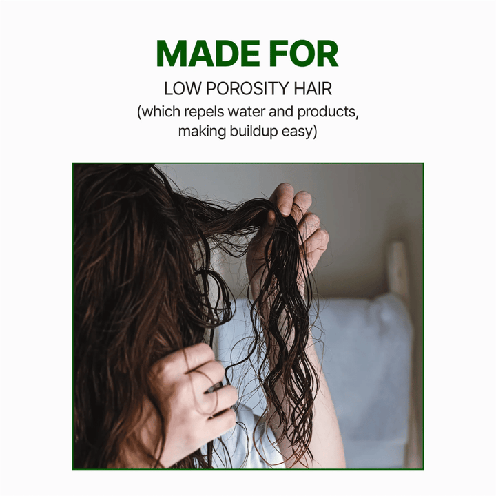 Informatieve afbeelding dat de shampoo geschikt is voor haar met lage porositeit en helpt productresten en opbouw in haar en op de hoofdhuid te verminderen.