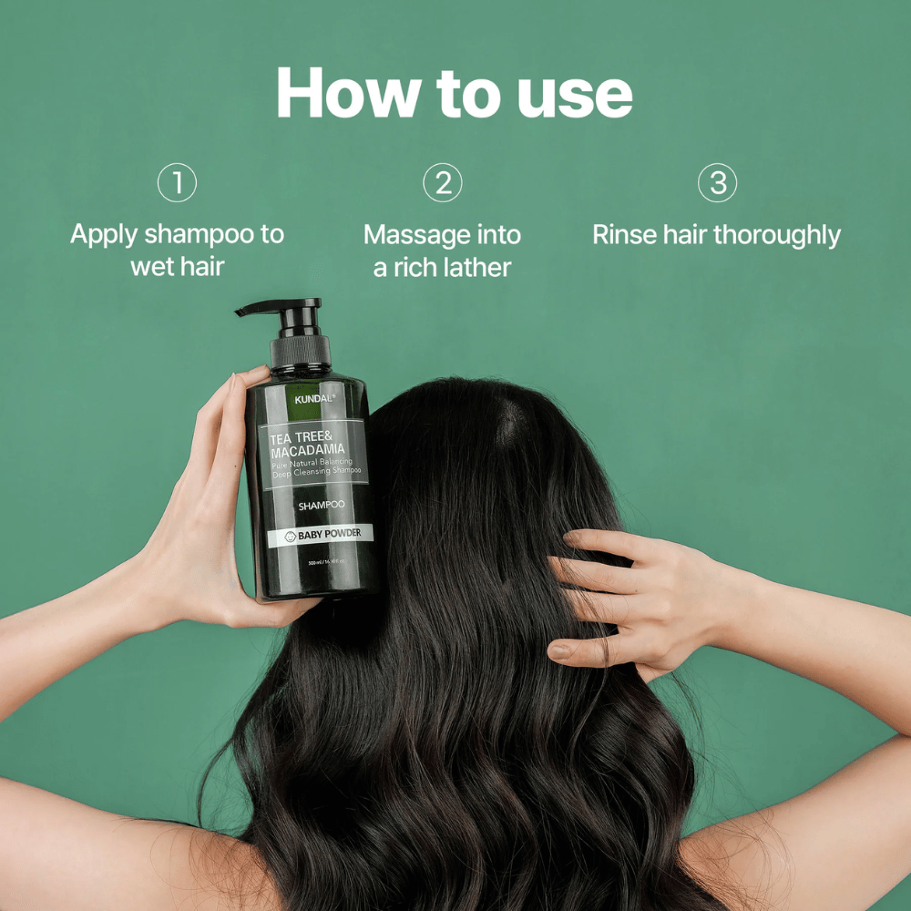 Stapsgewijze afbeelding die laat zien hoe KUNDAL Tea Tree & Macadamia Deep Cleansing Shampoo wordt gebruikt om haar en hoofdhuid met rijk schuim te reinigen.