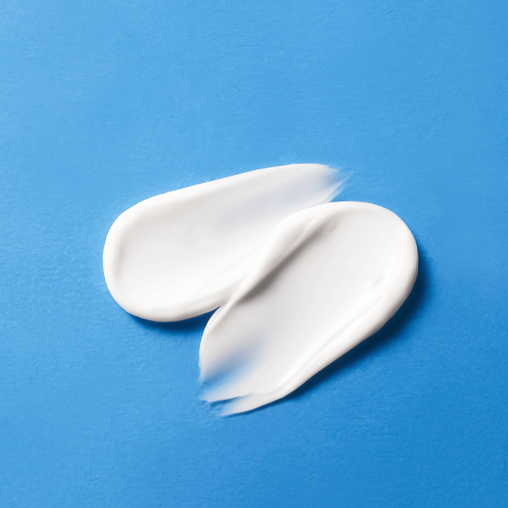 Close-up van COSRX The Ceramide Skin Barrier Moisturizer textuur – ceramidecrème die diep hydrateert en de beschermende barrière van de huid verbetert.